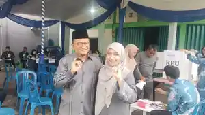 Calon-Wali-Kota-Jambi-Maulana-Nyoblos-di-TPS-1-Kebun-Handil-Bareng-Istri.jpg