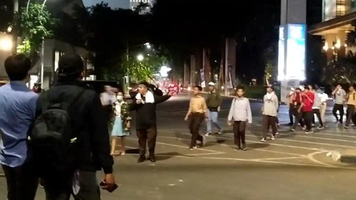 Polisi Berupaya Pukul Mundur Massa di Jalan Tentara Pelajar