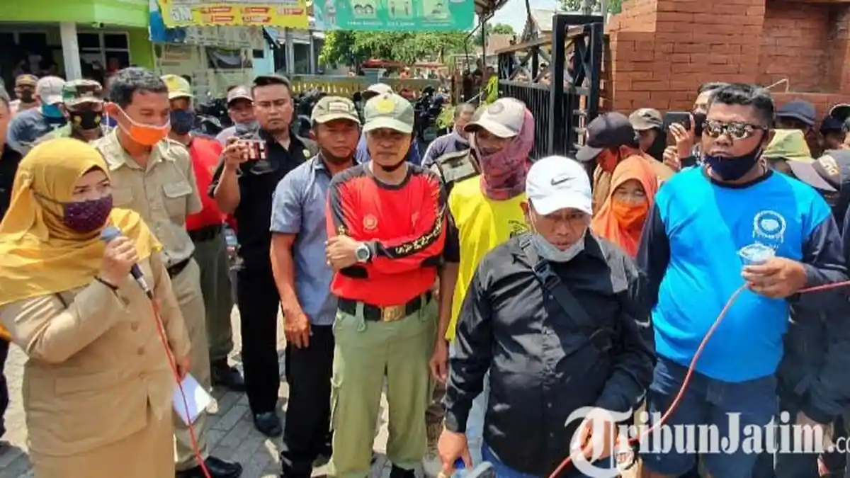 Warga Desa Bulusari Kabupaten Pasuruan Demo Kantor Desa, Ini Tuntutannya