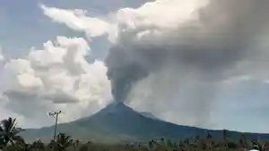 Gunung-Lewotobi-Laki-laki-di-Kabupaten-Flores-Timur.jpg