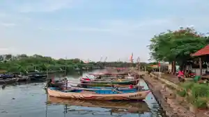 perahu-nelayan-di-wilayah-Lumpur-Kecamatan-Gresik-Kabupaten-Gresik.jpg