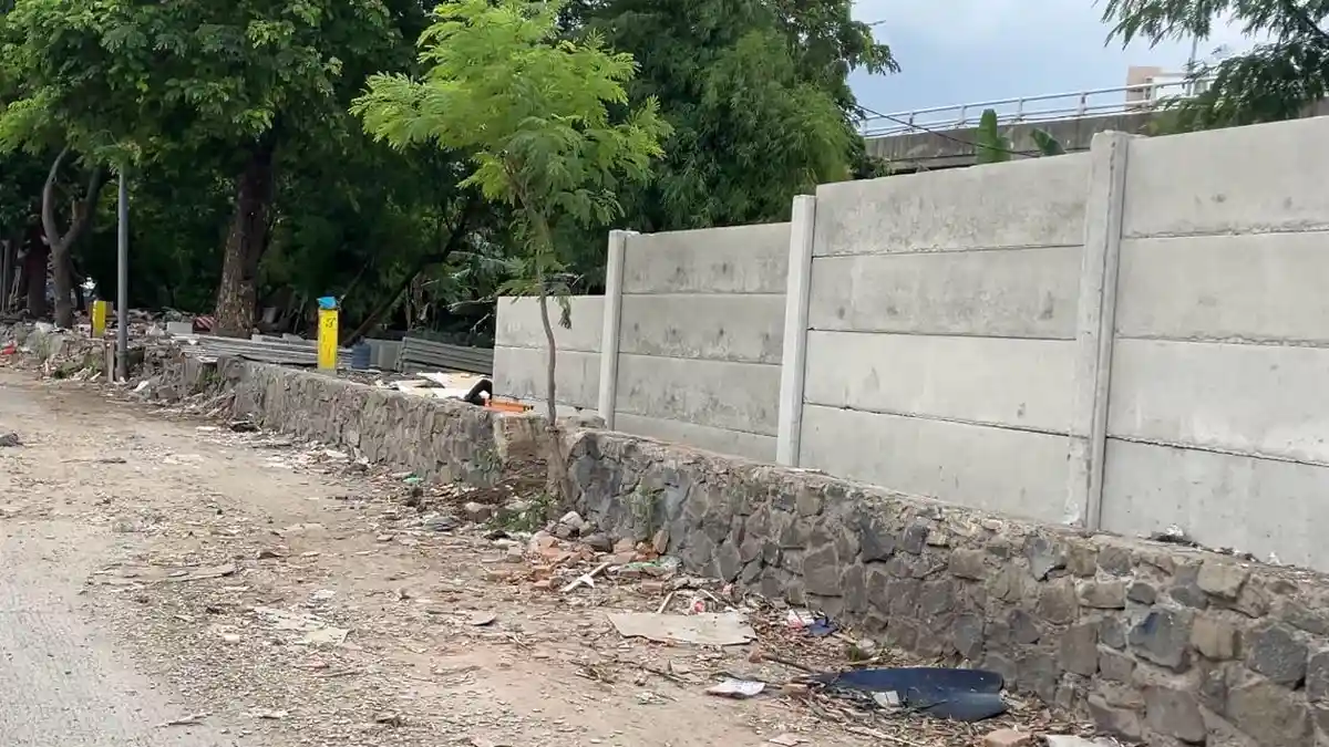 Pagar Panel Dipasang di Sepanjang Jalan BKB, Cegah Warga Kolong Angke Bermukim Kembali