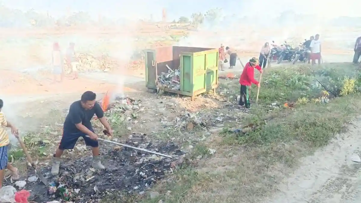Warga Birobuli Selatan Gotong Royong Bersihkan Sampah di TPS Jl Malaya