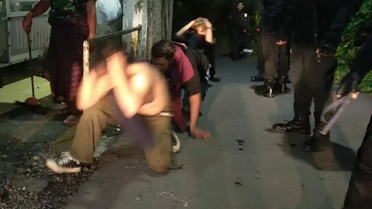 Lima Anggota Geng Motor Ini Jalan Bebek sambil Telanjang Dada, Ditangkap Timsus Maung Galunggung