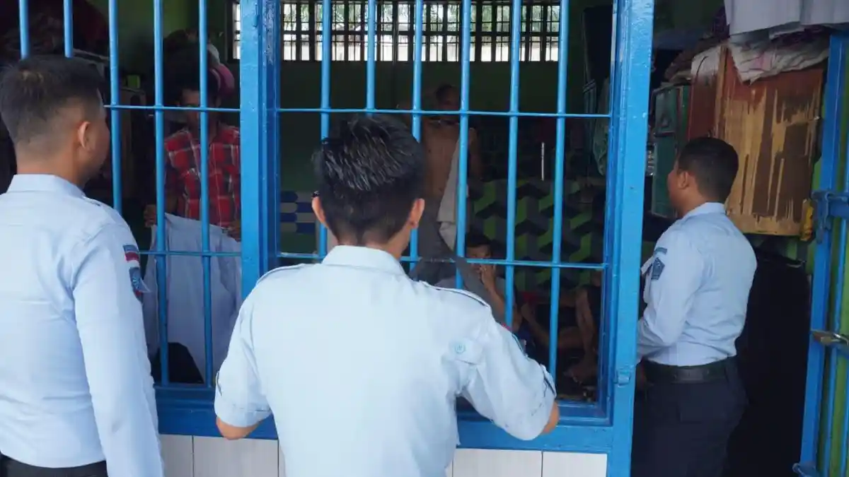 Petugas Jaga Lapas Rantauprapat Laksanakan Kontrol Keliling Pastikan Keamanan dan Kenyamanan WBP