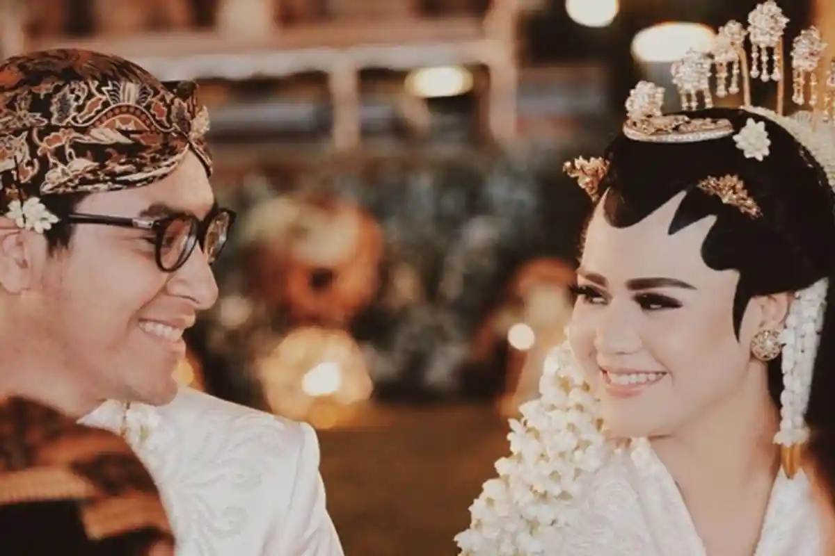 Rayakan Anniversary Pertama, Mytha Lestari Tunjukkan Kado Termanis yang Diterimanya