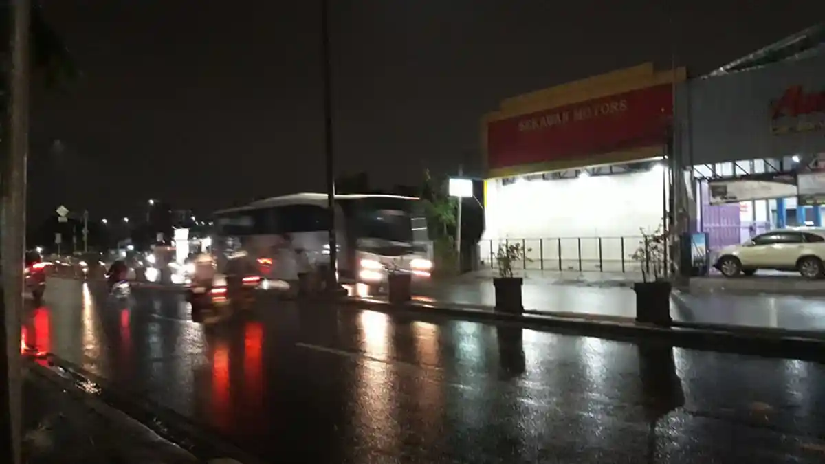 Hujan Deras di Kranji, Arus Lalu Lintas Ramai Lancar