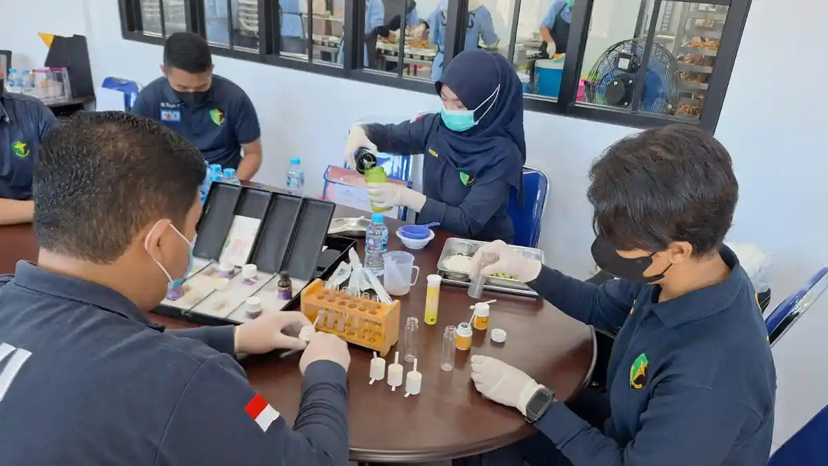 Pastikan Aman dan Siap Didistribusikan, Biddokkes Polda Babel Cek Sampel MBG
