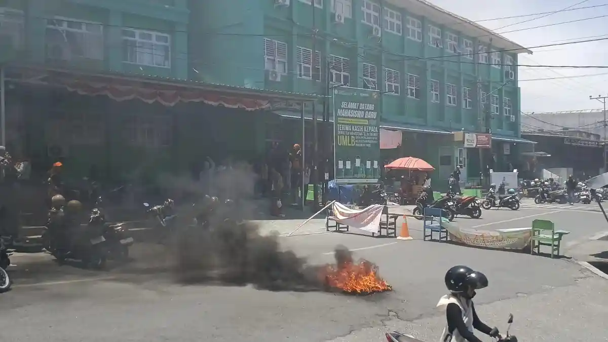BREAKING NEWS: Demo di Unismuh Luwuk, Ban Bekas Dibakar dan Kaca Pecah