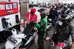 Pengendara-roda-dua-antre-mengisi-motornya-ulang.jpg