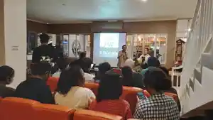 anak-muda-di-kota-kupang-nonton-bareng.jpg