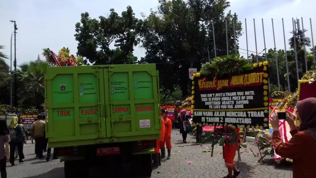 PPSU Pindahkan Karangan Bunga Lama ke Monas