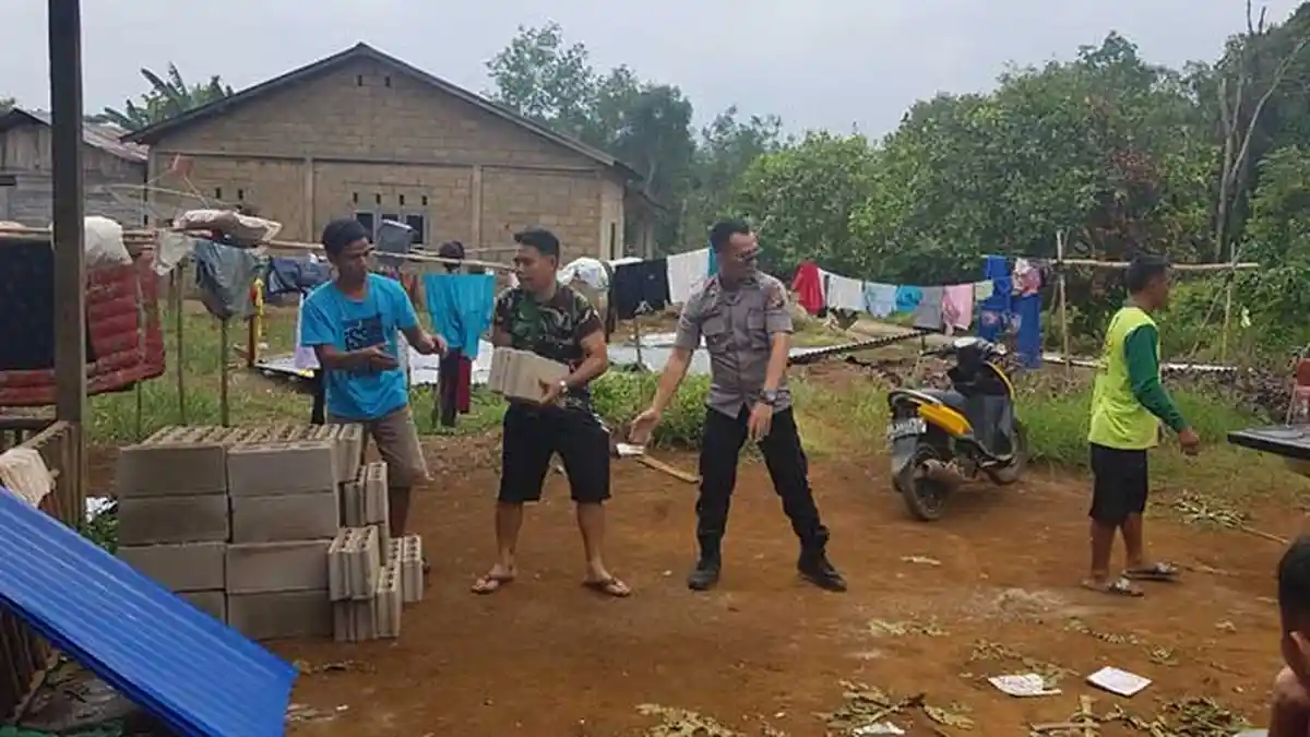 Kapolsek Seluas Beri Bantuan Material Bangunan ke Warga yang Terdampak Puting Beliung