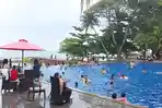 Libur Lebaran Belum Usai, Anyer Tetap Hidup oleh Tawa Wisatawan dan Cerita Keluarga