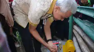 Gubernur-Ganjar-Pranowo-meresmikan-jaringan-air-cilacap.jpg