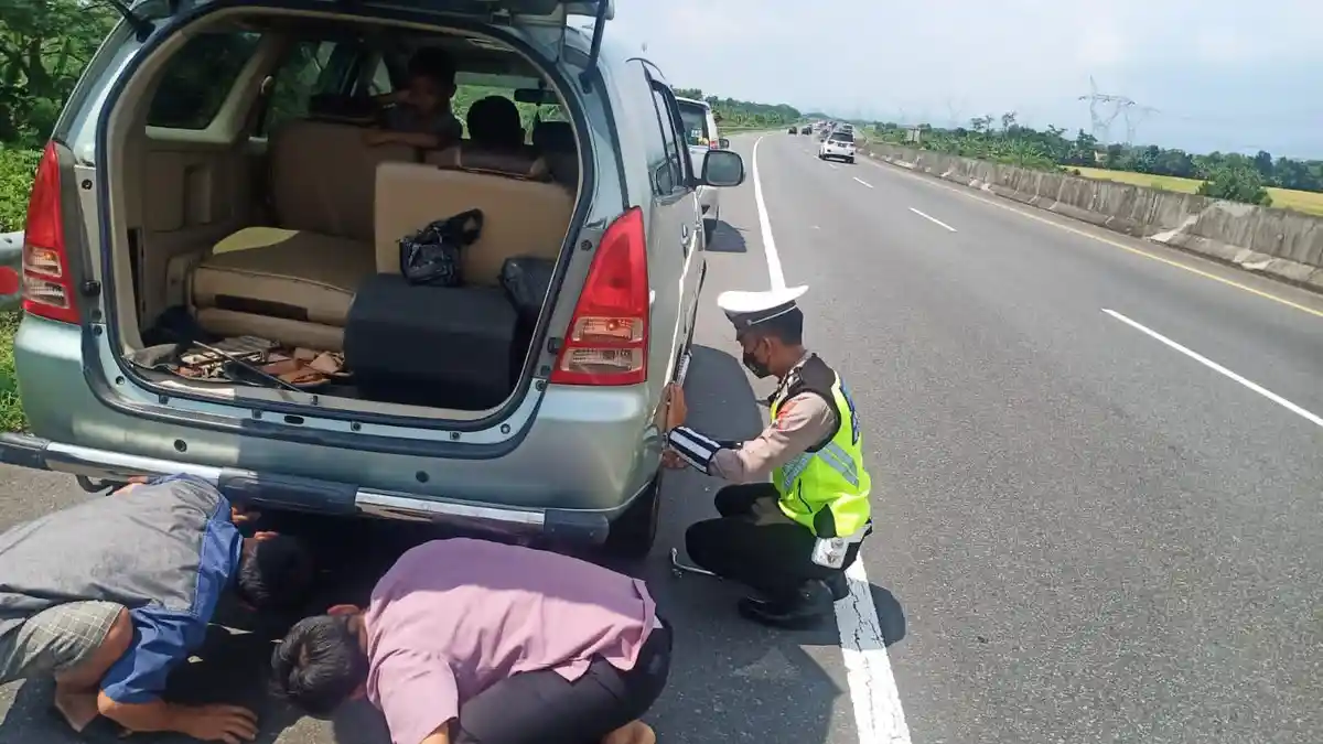 Pemudik Pecah Ban di Tol Batang Pemalang, Polisi Gerak Cepat