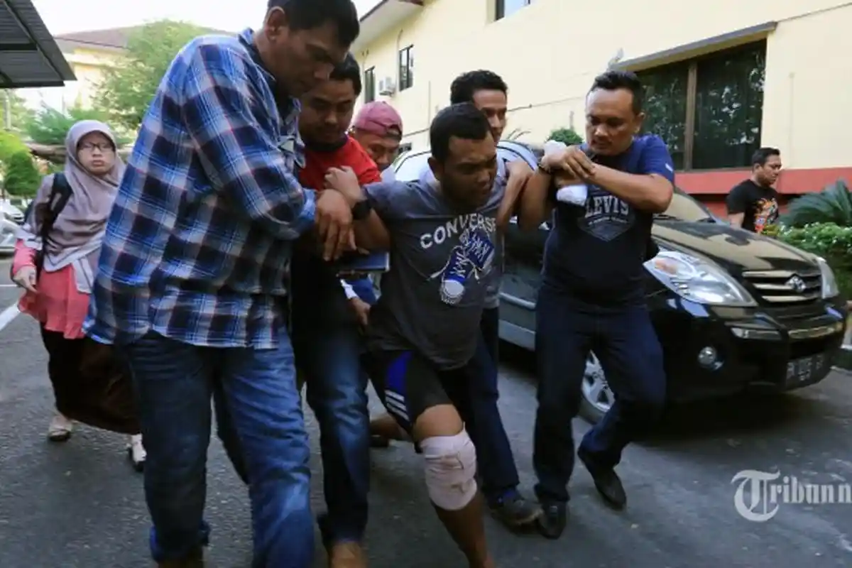 Sedang Pengajian, Pria Ini Datang Sambil Tenteng Kepala Manusia yang Masih Berlumuran Darah Lalu