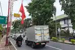 Beberapa-bendera-parpol-yang-terpasang-di-lampu-penerangan-jalan-umum.jpg