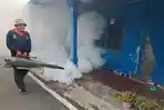FOGGING-DBD-Petugas-Puskesmas-Wungu-Kabupaten-Madiun-melakukan-pengasapan.jpg