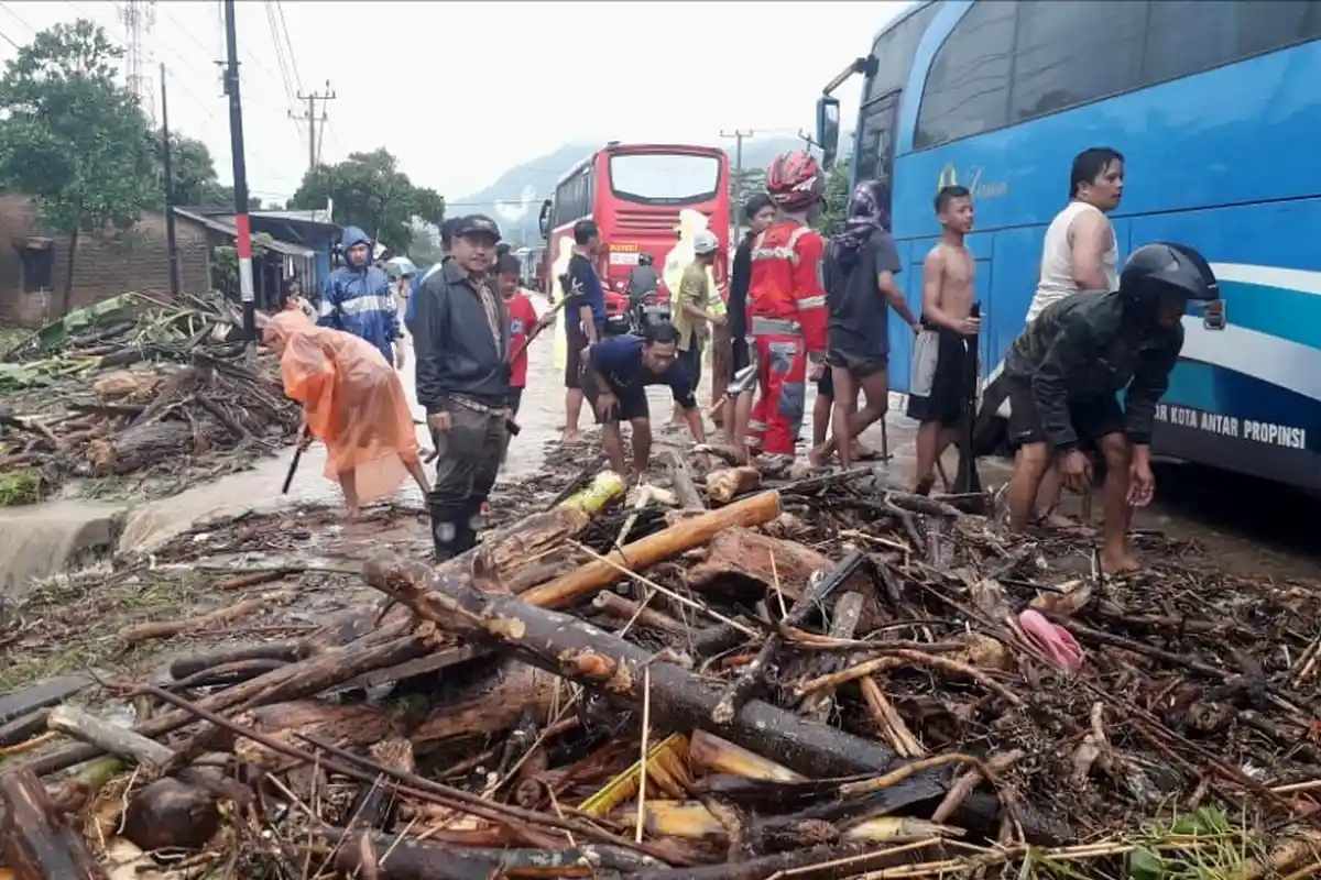 BREAKING NEWS - Banjir di Lampung, Jalinsum Dipenuhi Sampah