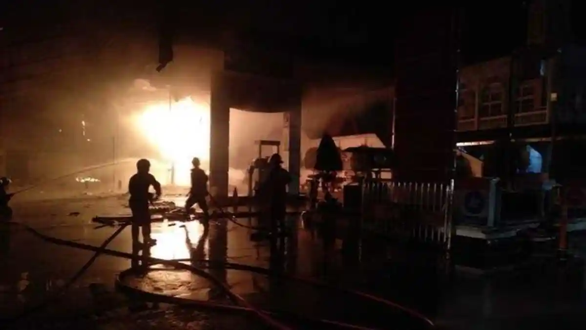 Percikan Api Muncul dari Sepeda Motor saat Isi Bensin, SPBU di Lampung Terbakar