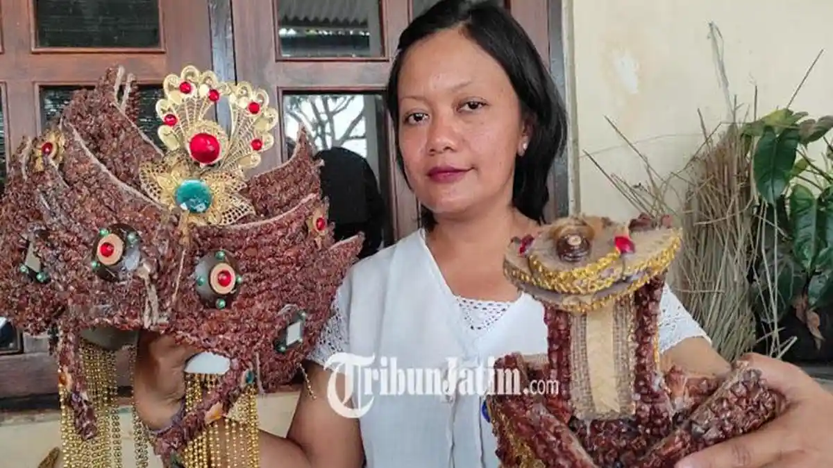 Limbah Alam Bunga Pohon Pinus Disulap Menjadi Kerajinan Kostum Karnaval yang Cantik nan Estetik