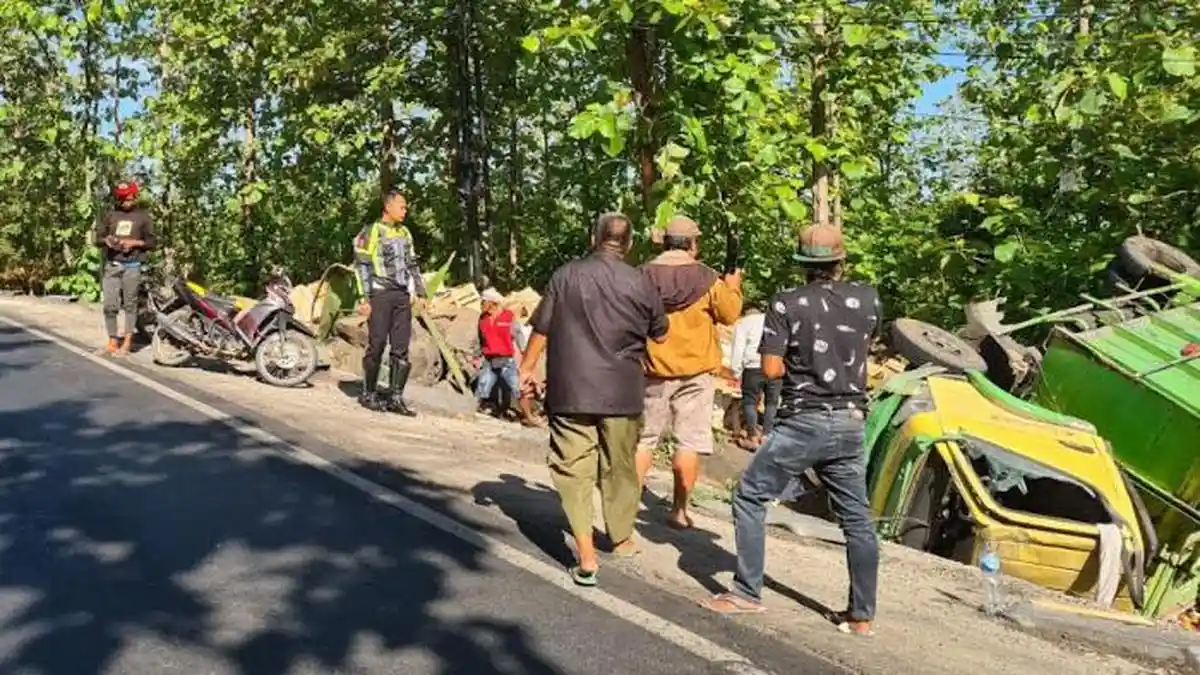 Truk Angkut Buah Naga Mendadak Oleng dan Terperosok ke Jurang di Baluran Situbondo