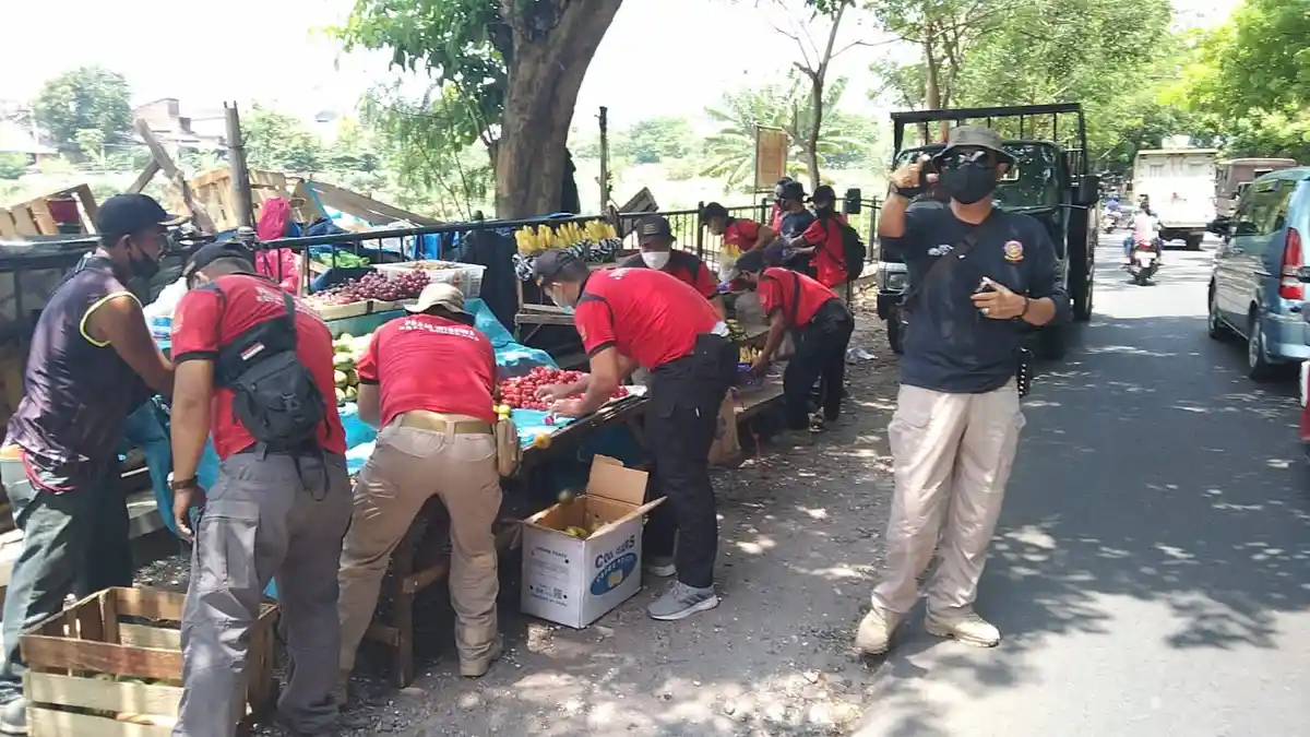 13 PKL Masih 'nDablek' Berjualan di Jalan Simongan Kota Semarang, Satpol PP Gelo