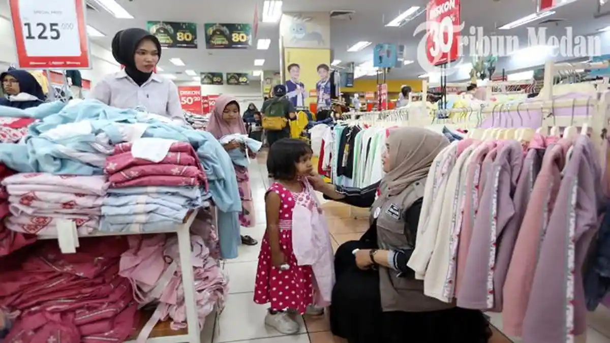 Berita Foto: Sambil Berselawat, GIS Ajak Anak Yatim Piatu Berbelanja Baju Lebaran - 17042023_BELANJA-BAJU-LEBARAN_ABDAN-SYAKURO-3.jpg