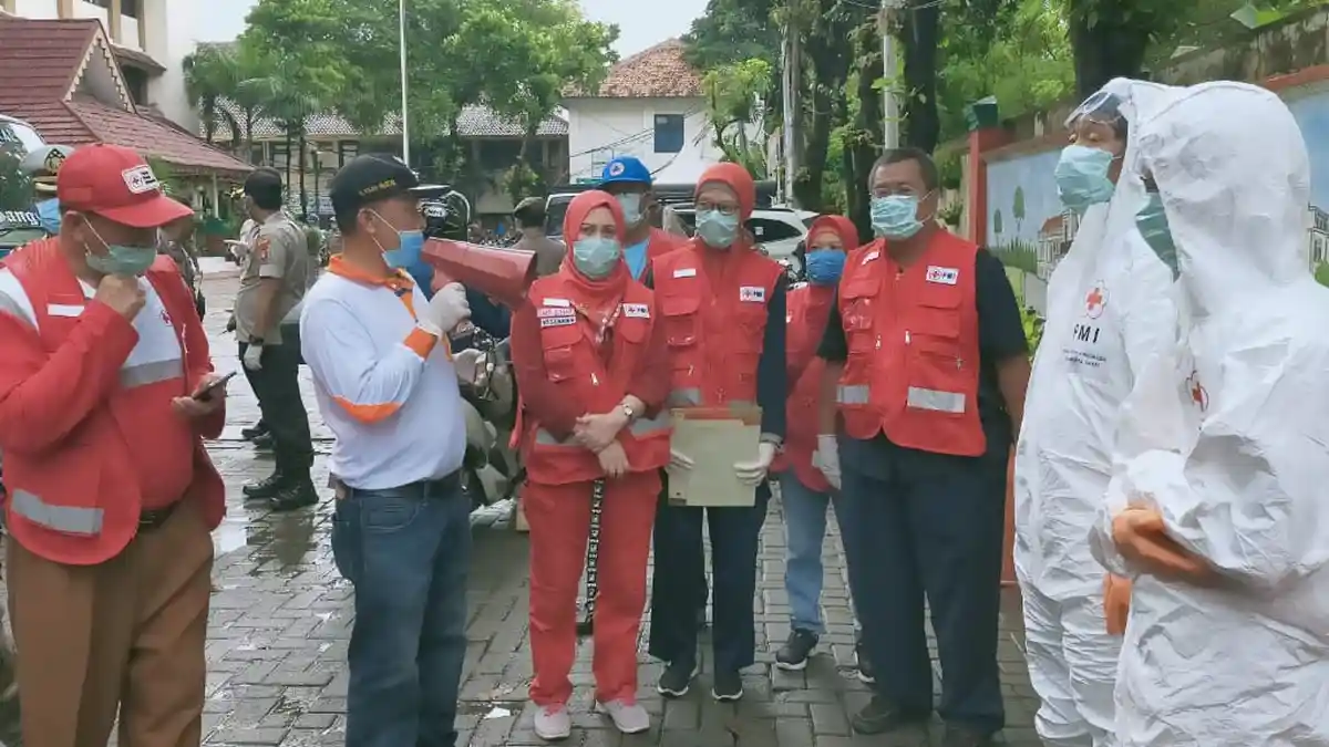 Penyemprotan Disinfektan di Kota Tua Sempat Terhalang Hujan