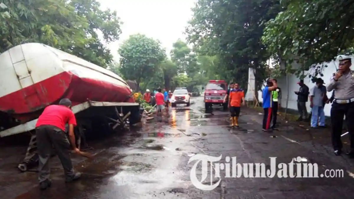 As Roda Patah, Truk Tangki Muat Tetes Tebu Terguling di Jombang, Arus Lalin Dialihkan ke Jalur Lain