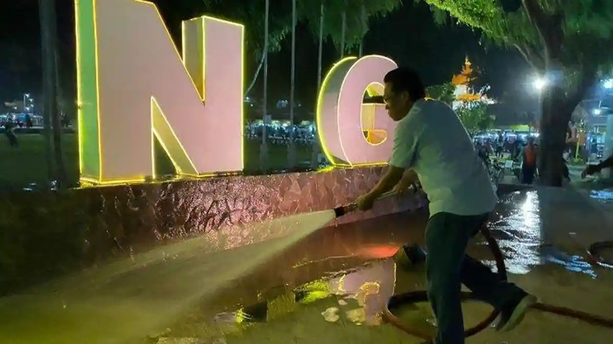 Alun-alun Kota Magelang Disemprot Air untuk Hilangkan Abu Gunung Merapi