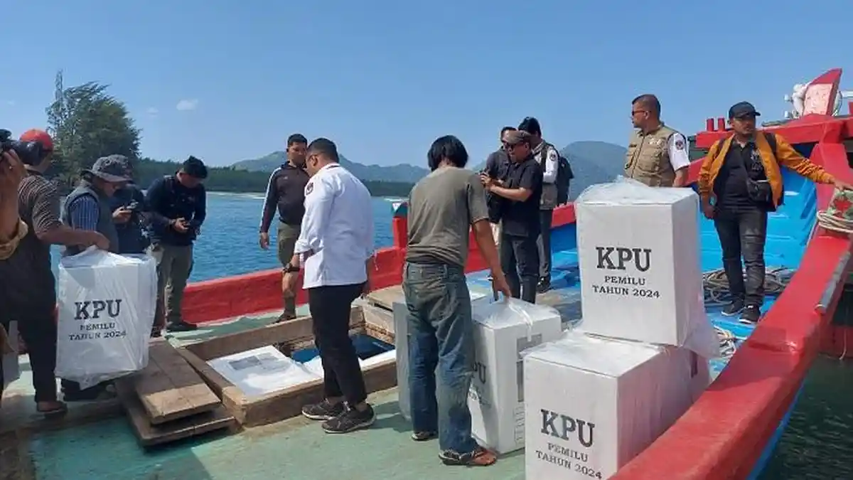 Gunakan Kapal Nelayan, KIP Aceh Besar Kirim Logistik Pemilu Ke Pulo Aceh