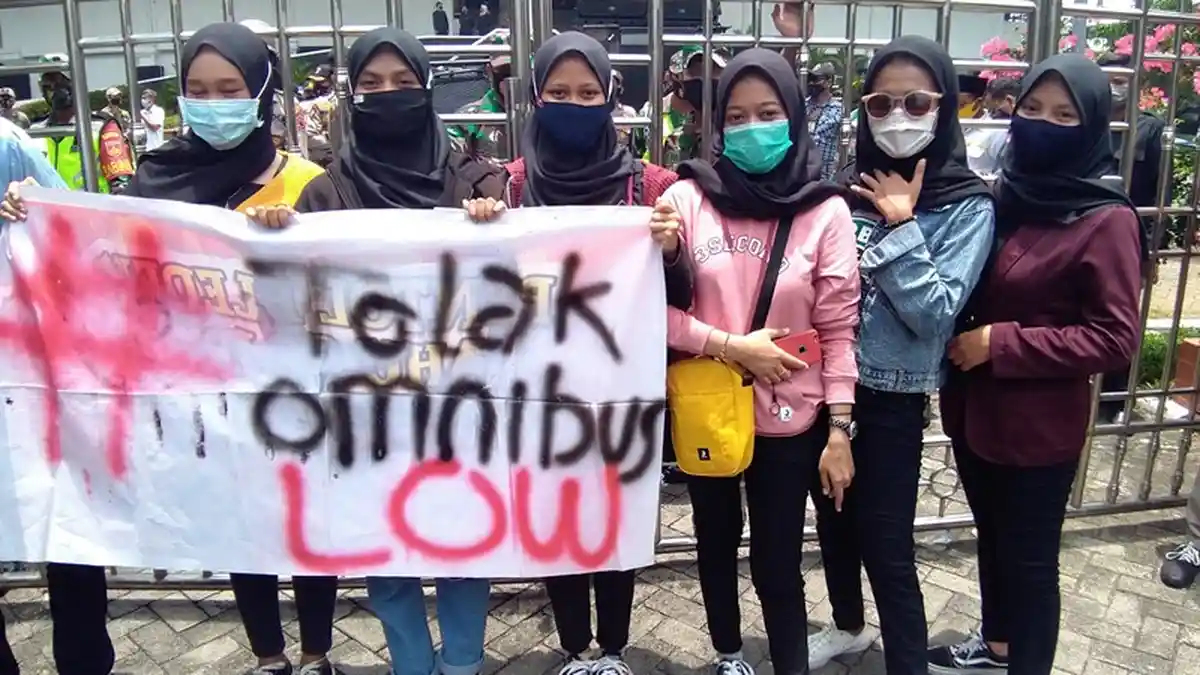 Aksi Srikandi Kudus di Depan Kantor DPRD saat Panas Terik: Batalkan UU Cipta Kerja, Perawatan Nanti