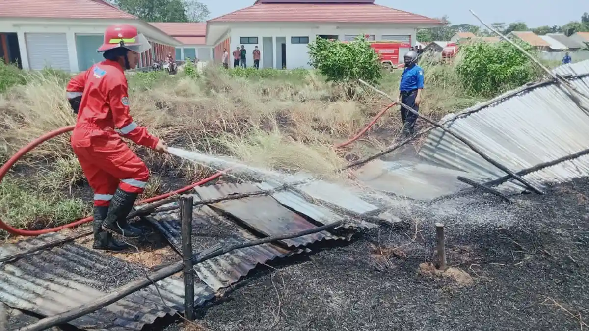 Gara-gara Petasan, Lahan Kosong Didekat Tempat Relokasi Pasar Baru Indramayu Terbakar