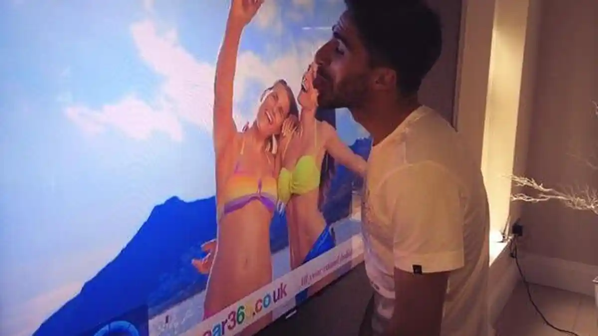 Fabio Borini Unggah Foto Cium Gambar Pacar di Layar Televisi