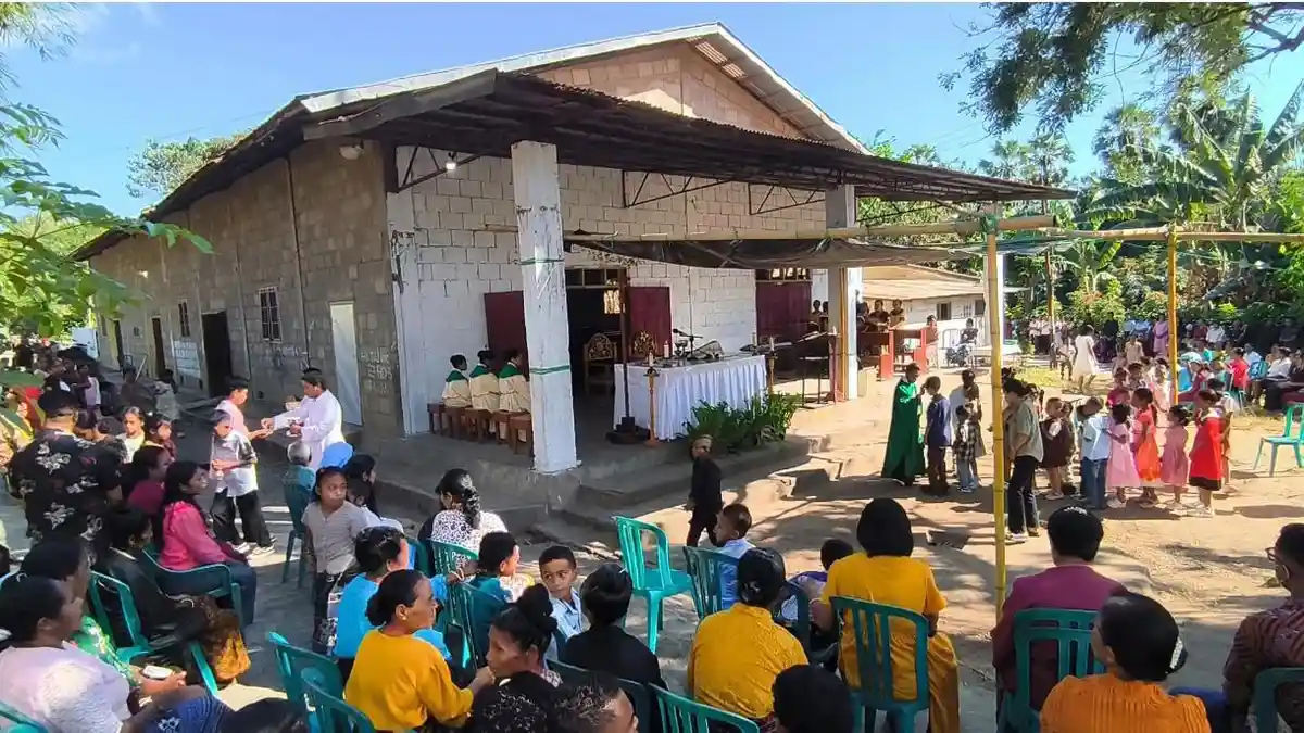 Gereja Rusak Akibat Gempa Flores, Umat Stasi Santa Maria Imakulata Habi ...