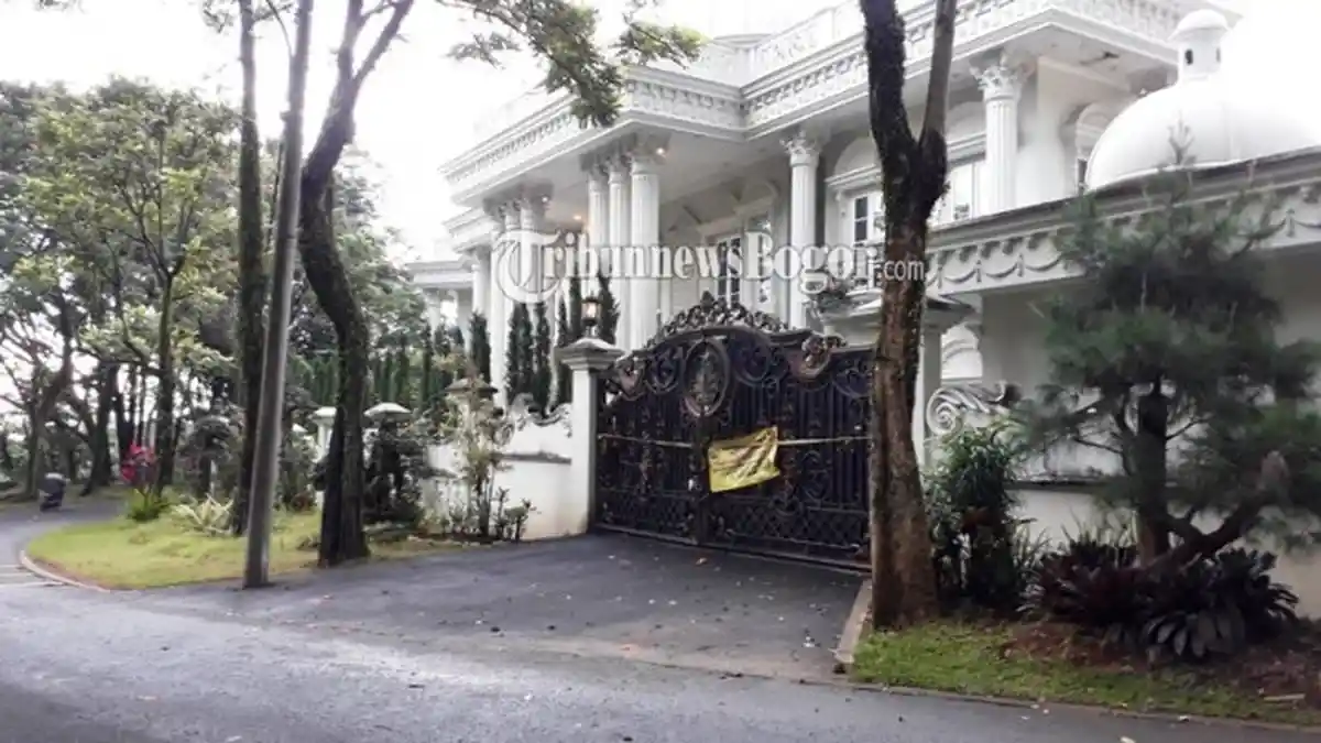 Misteri Monyet di Rumah Mewah Bos First Travel, Datang Saat Siang, Dicari Warga Lenyap