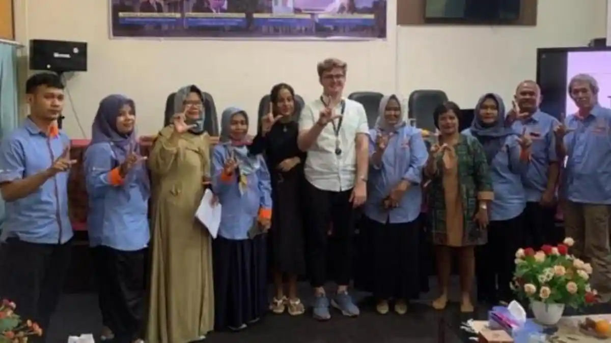 Kuliah Umum Mahasiswa University of Leeds di UPT Perpustakaan Universitas Jambi