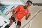 Bek-Persija-Jakarta-Rizky-Ridho-mengikuti-sesi-latihan.jpg