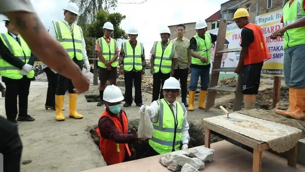 PEMKAB Pakpak Bharat Mulai Bangun Ruang Kelas Dua Lantai SMP Negeri 1 Salak