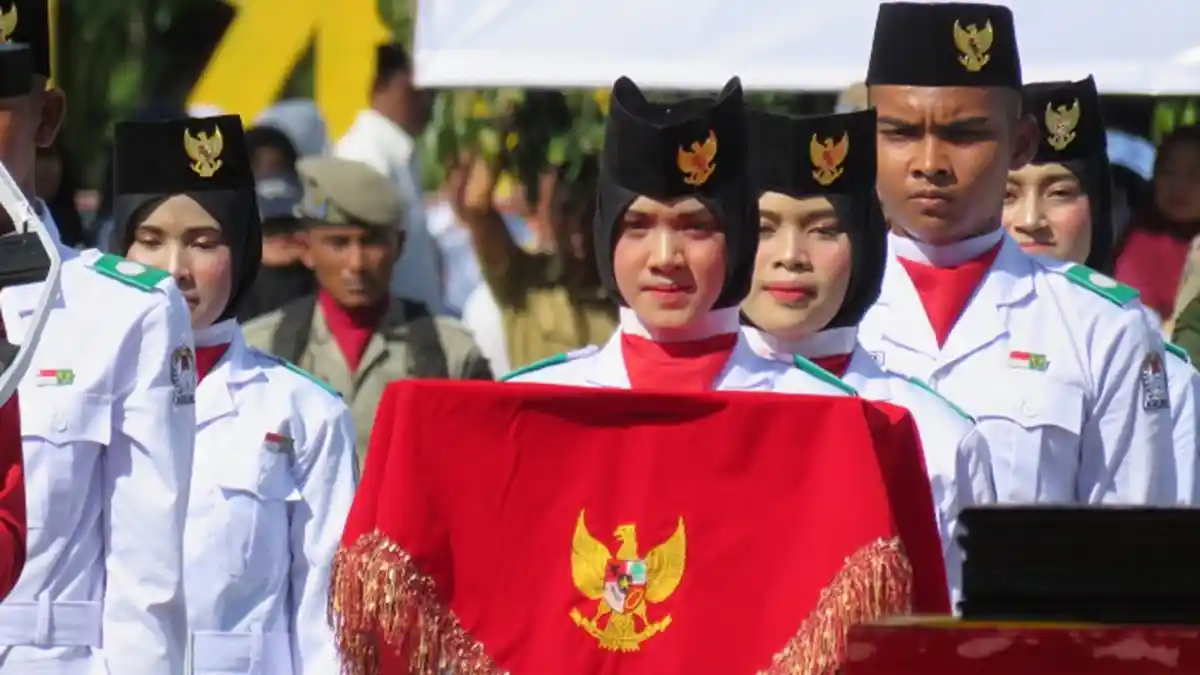Fani Terharu Jadi Pembawa Bendera HUT RI di Aceh Barat