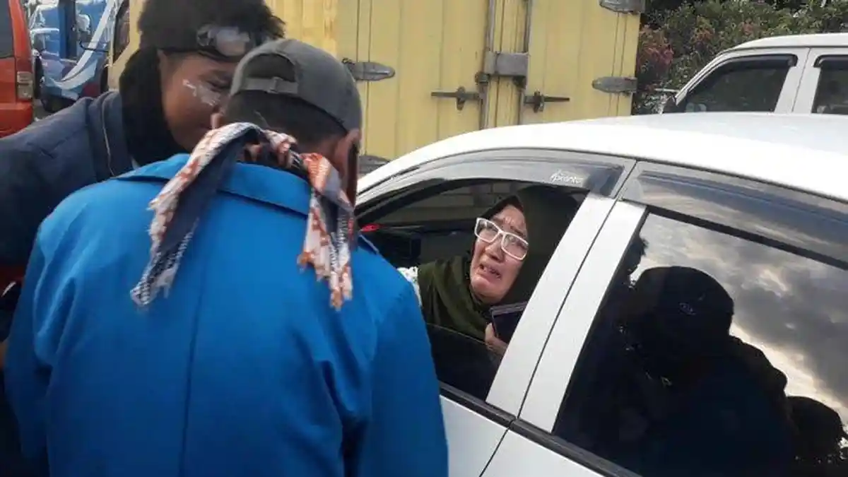 Penumpang Mobil di Tol Dalam Kota Nangis Dukung Mahasiswa : Jangan Anarkis, Kita Semua Bersaudara
