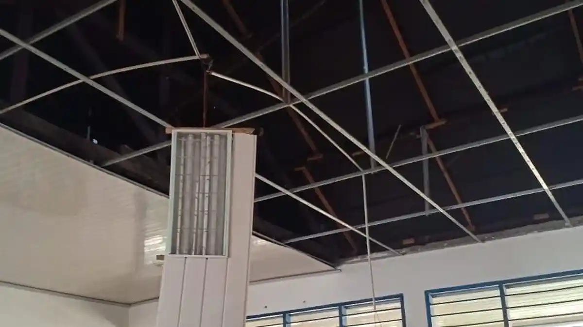 BREAKING NEWS: Plafon Ruang Kelas SDN 104 Inpres Makkaraeng Maros Ambruk, Proses Belajar Tetap Jalan