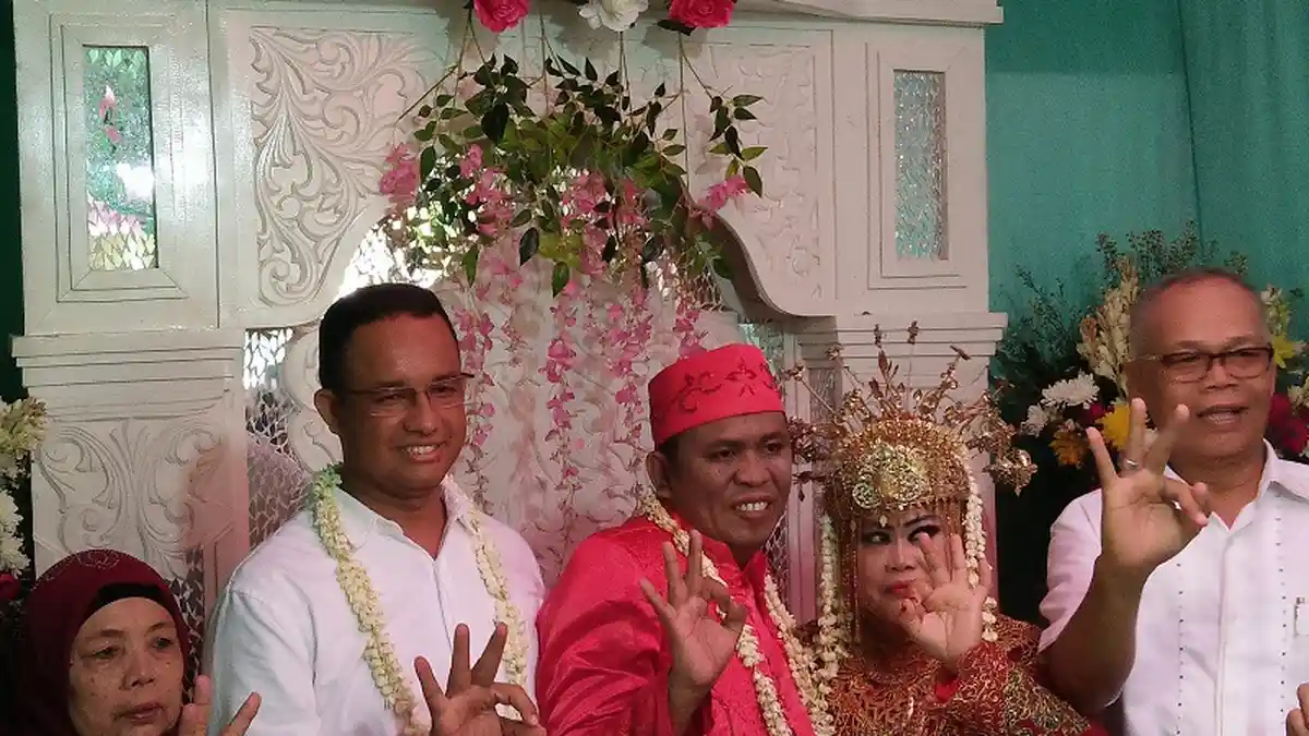 Di Sela Blusukan, Anies Kondangan Dadakan ke Rumah Warga
