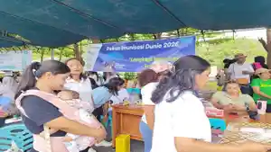 Rice-seorang-warga-di-Kota-Kupang-bersama-anaknya-usai-menerima-imunisasi.jpg