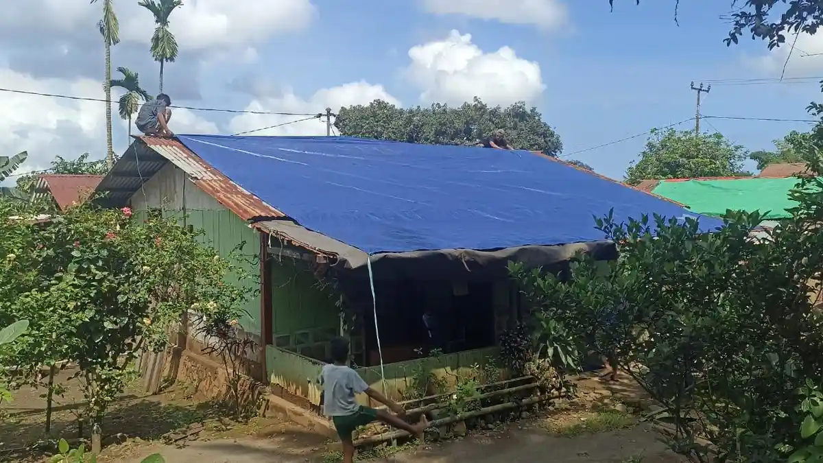Wilayah Talibura Sikka Kembali Diguyur Abu Vulkanik Lewotobi, Warga Tutup Atap Rumah dengan Terpal