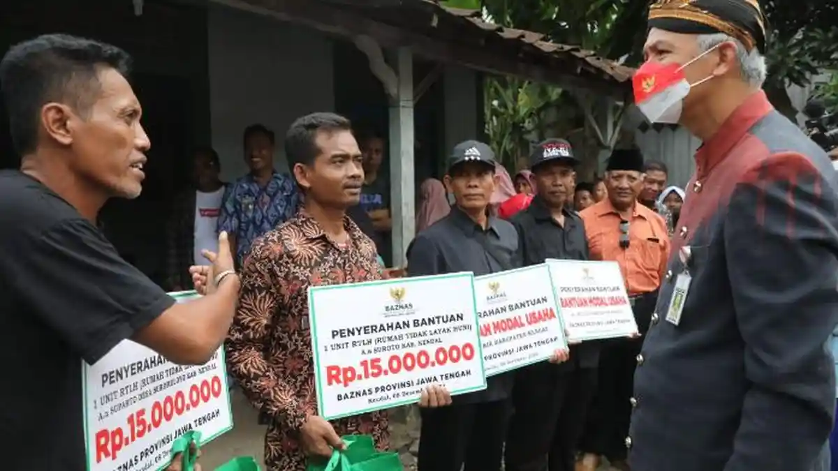 Serahkan Bantuan Rehab Rumah, Gubernur Ganjar Dicurhati Suparto yang Ditinggal Pergi Istrinya