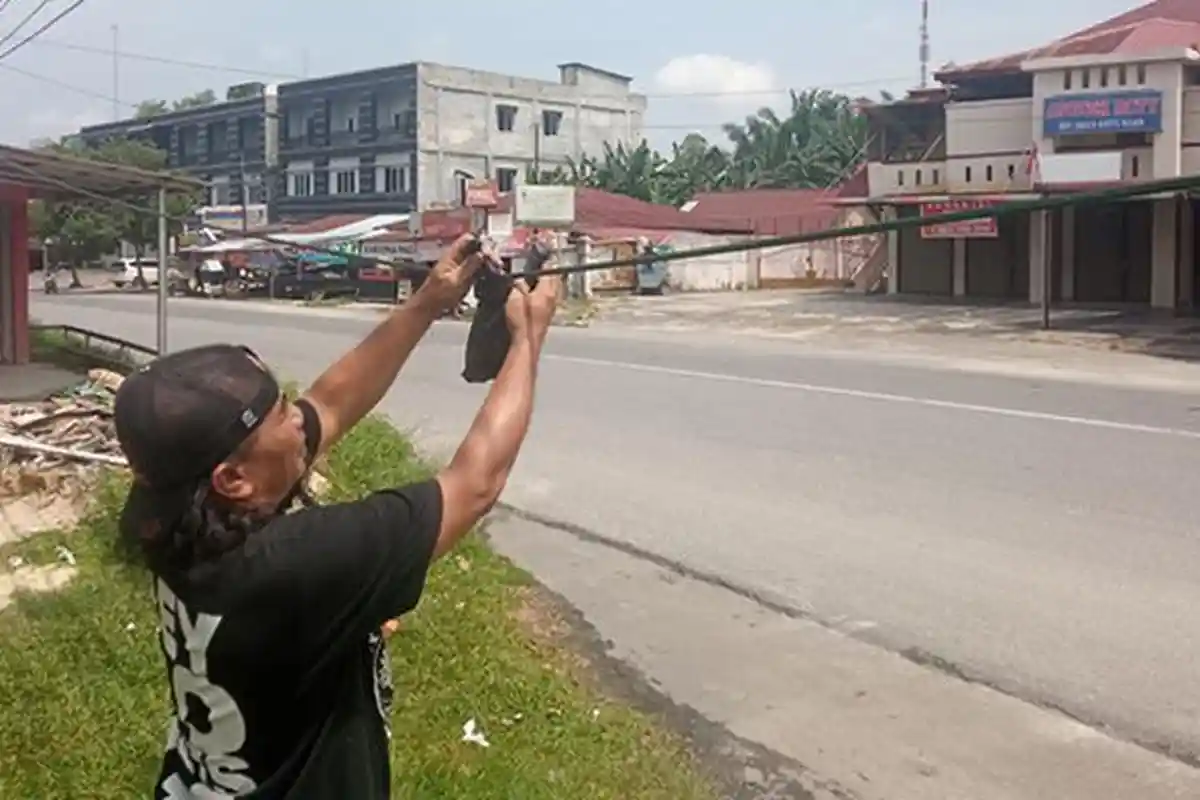 Kabel Melintang Rendah di Halaman Rumah Warga Pekanbaru Viral di Media Sosial