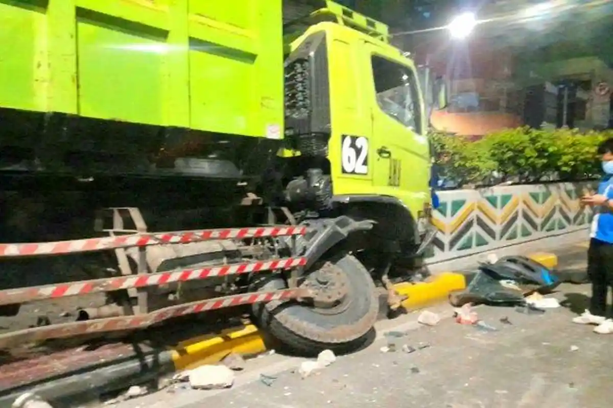 Kecelakaan Tadi Pukul 00.30 WIB, Truk Tabrak Tiang Rambu dan Pembatas, Sopir Diduga Ngantuk di Jalan